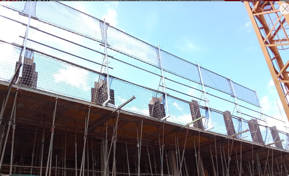 Protecciones de borde instaladas en obra