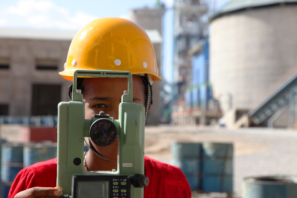 Ingeniero en obra con equipo de topografía